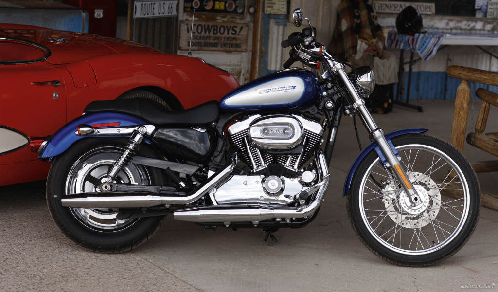 Мотоцикл модели Harley-Davidson XL 1200C Sportster Custom