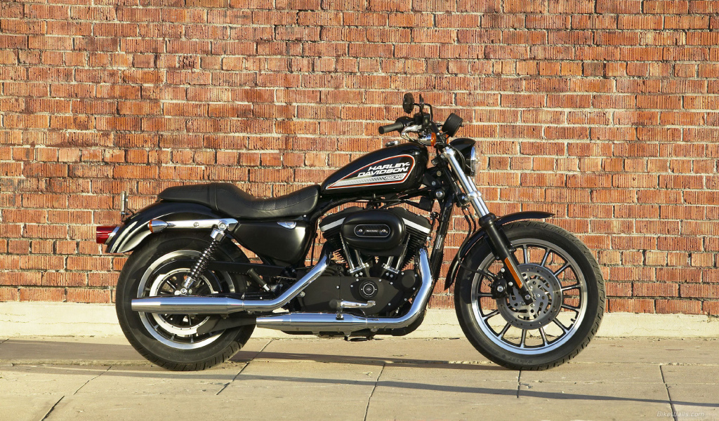 Мотоцикл модели Harley-Davidson XL 883R Sportster Roadster