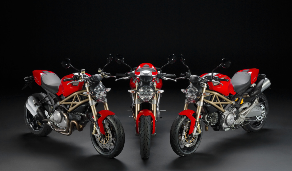 Новый мотоцикл на дороге Ducati Monster Diesel