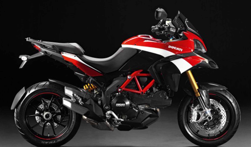Новый мотоцикл на дороге Ducati Multistrada 1200
