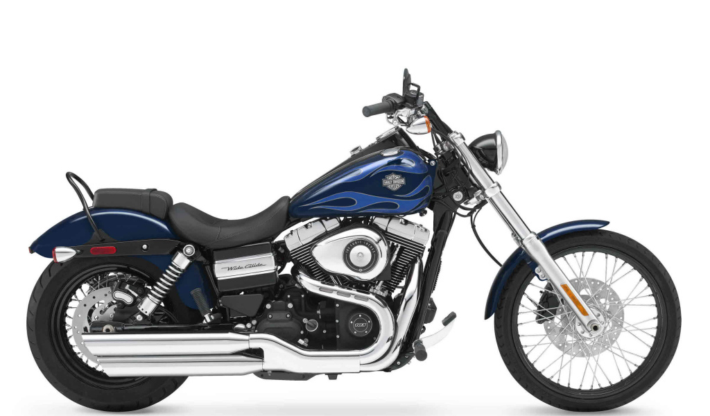 Новый мотоцикл на дороге Harley-Davidson Dyna Switchback