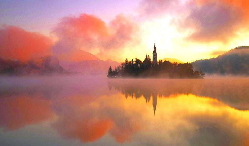 Остров на озере в тумане