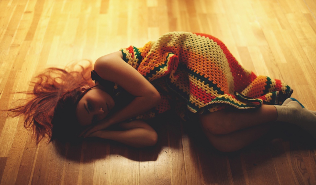 Девочка лежит на полу