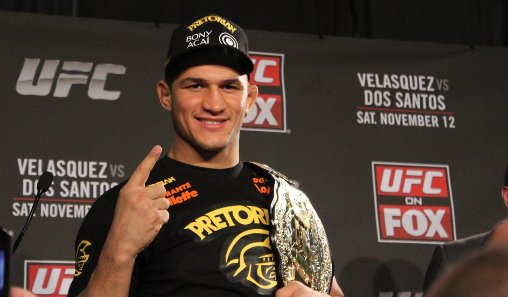 Популярный UFC боец Джуниор Дос Сантос
