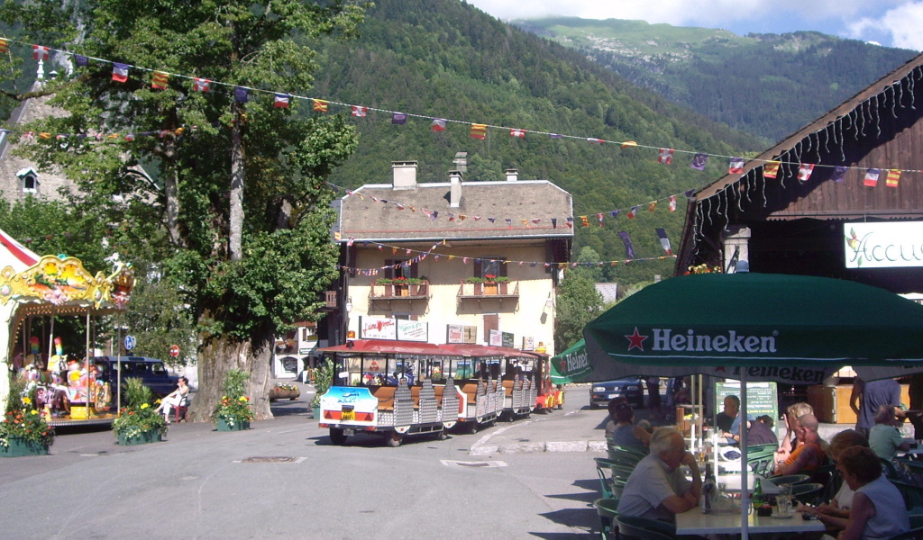 Уличное кафе на горнолыжном курорте Самоен, Франция