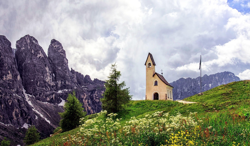 Церковь на горнолыжном курорте Валь Гардена, Италия