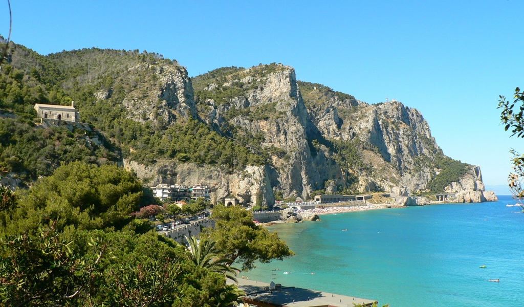 Скалистые берега на курорте Финале Лигуре, Италия