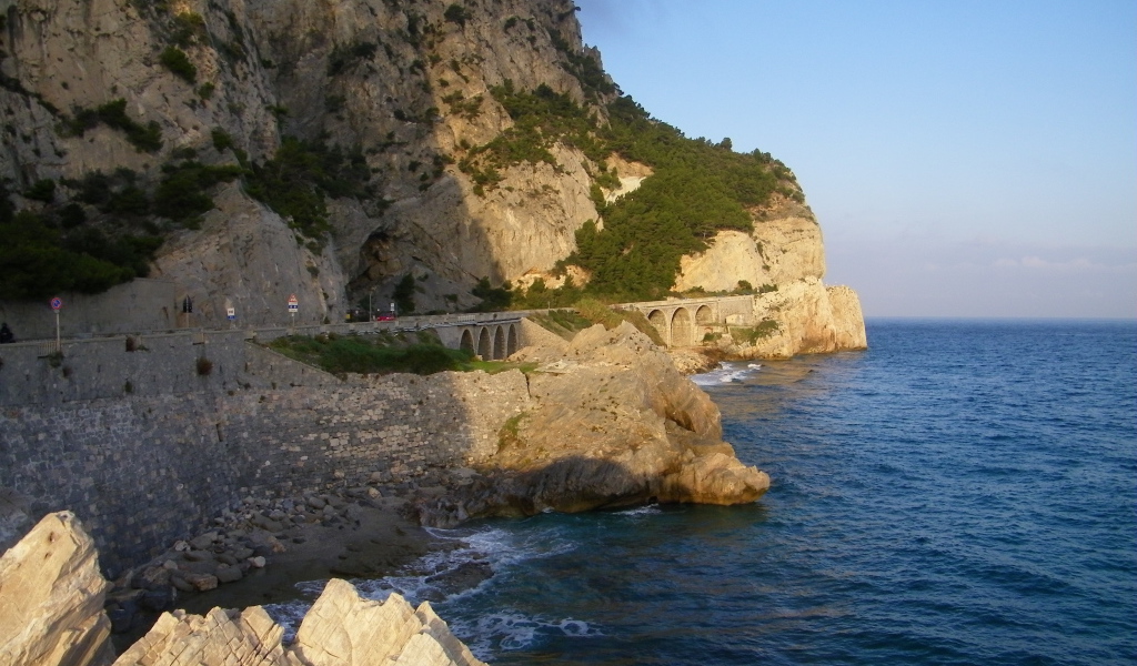 Скалистое побережье на курорте Ноли, Италия