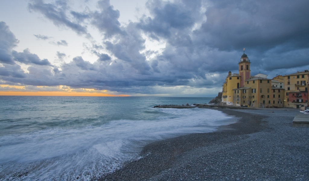 Закат на пляже в Лигурии, Италия
