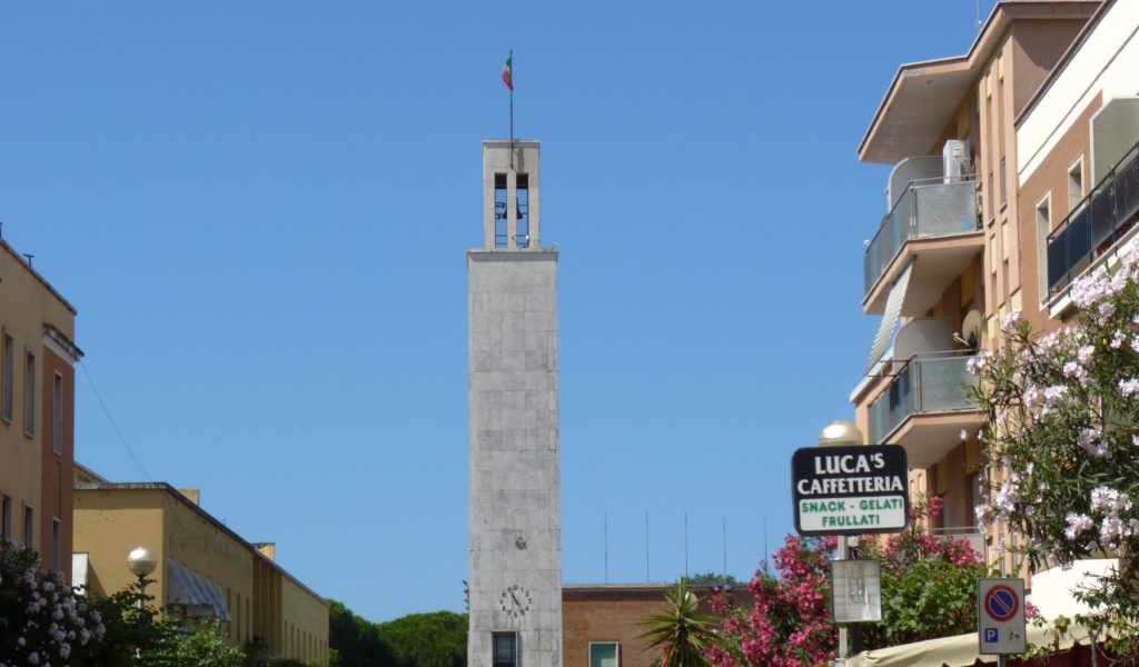 Башня в городе на курорте Сабаудия, Италия