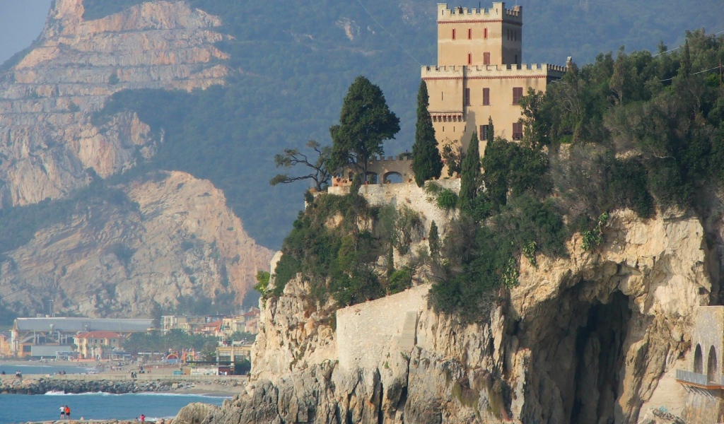 Башня на скале на курорте Финале Лигуре, Италия
