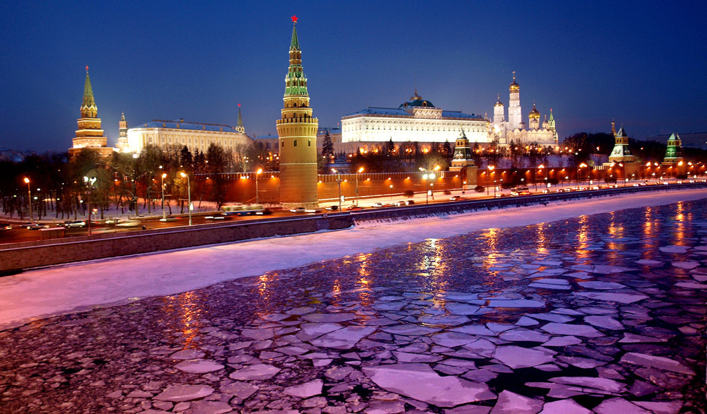 Льдины на реке у Кремля