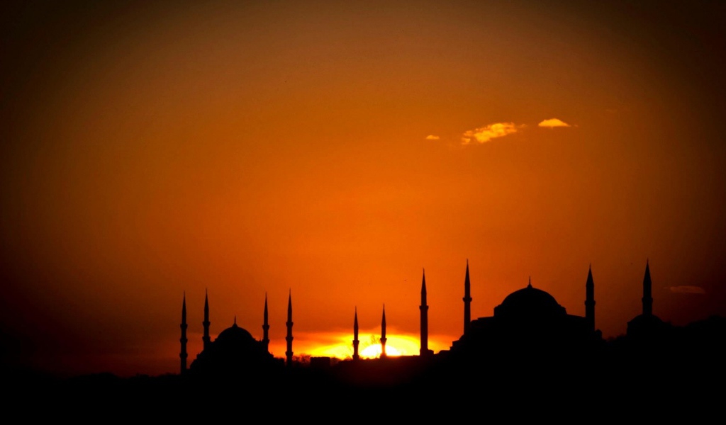 Солнце скрылось за храмами в Стамбуле