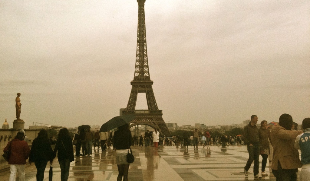 Эйфелева башня под проливным дождём