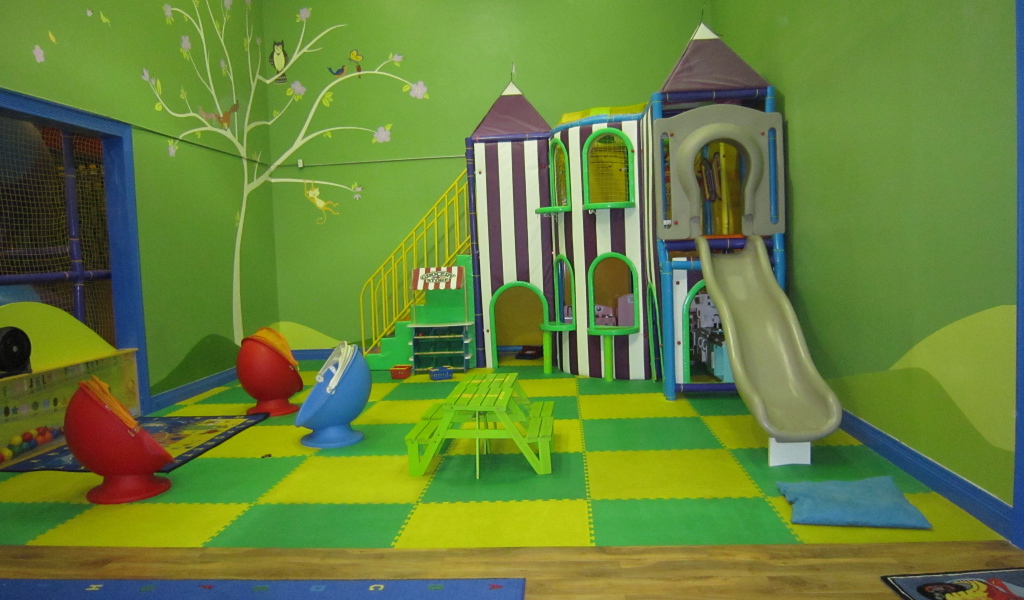 Зеленые стены в детской комнате