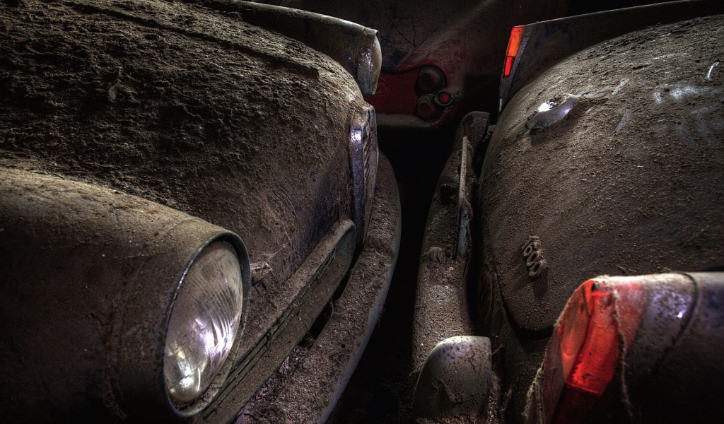 Толстый слой пыли на старых автомобилях