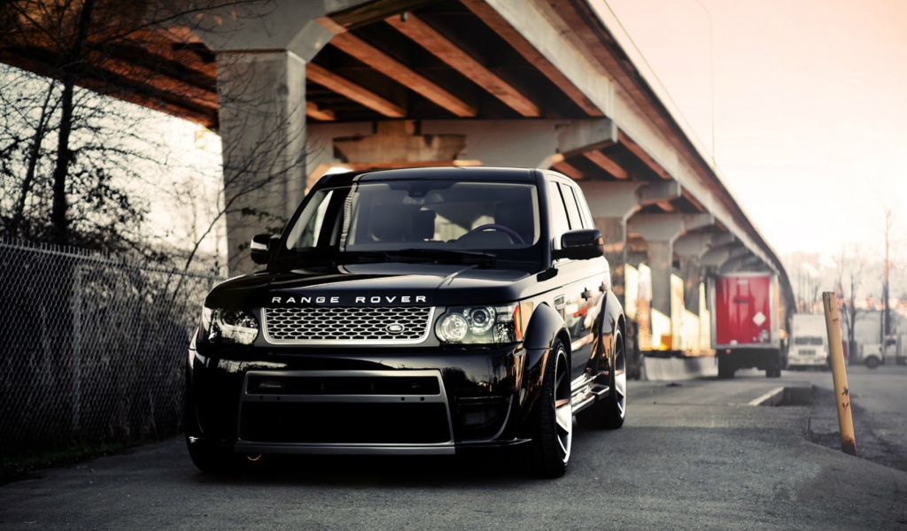 Черный Range Rover Sport под эстакадой