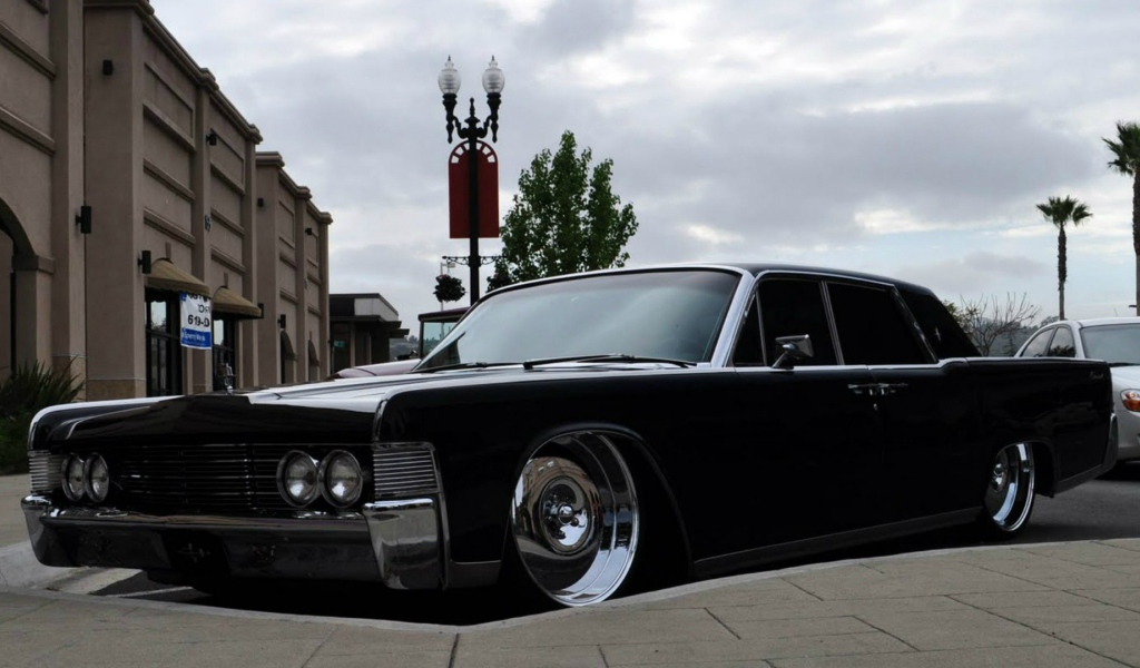 Роскошный черный Lincoln Continental