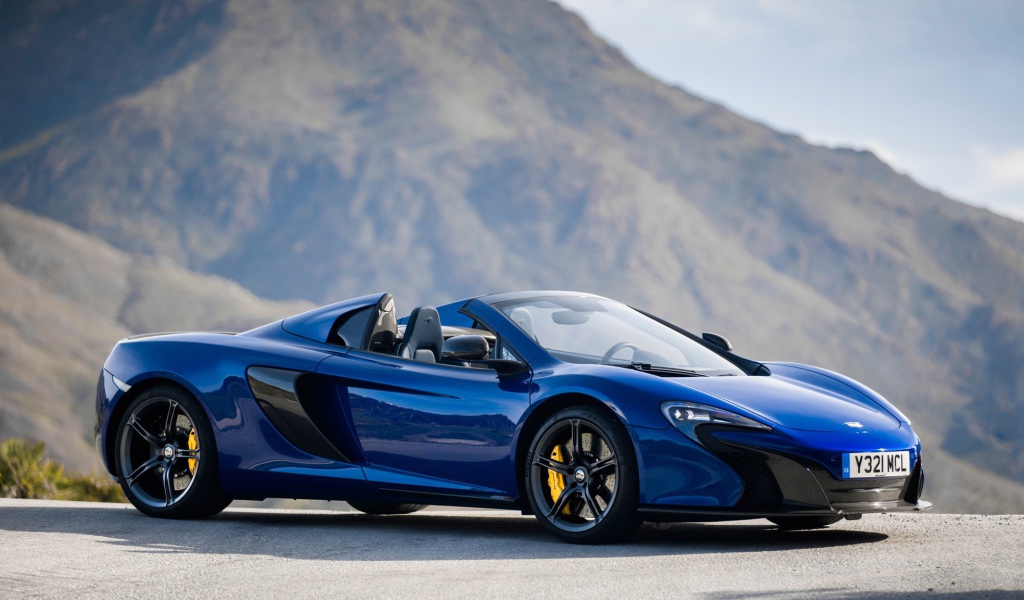Голубой McLaren на фоне гор