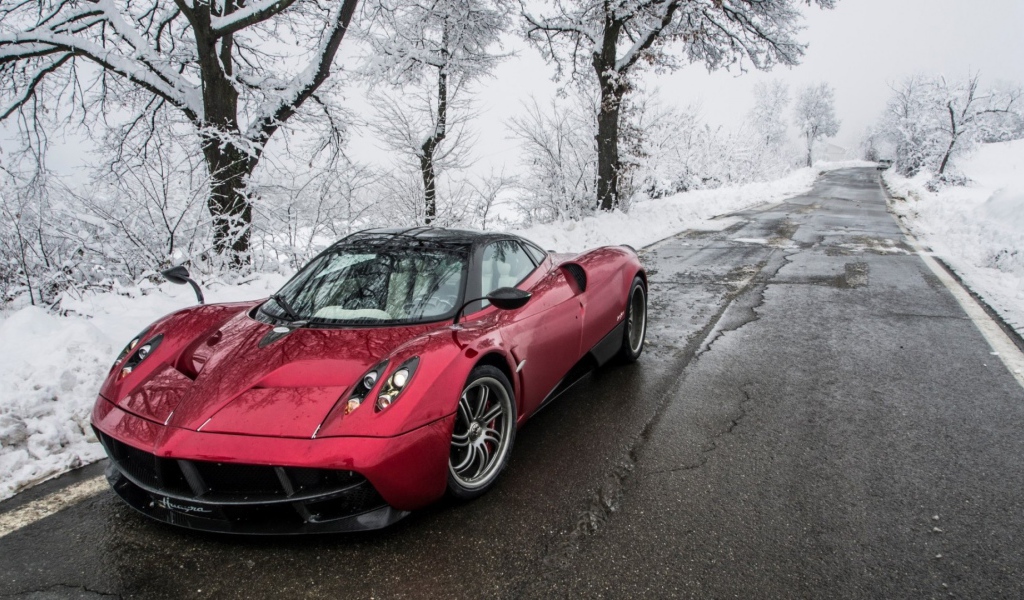 Красный Super Car на зимней дороге