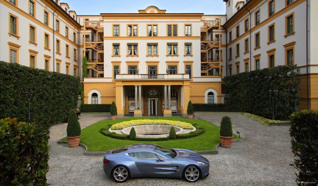 Aston Martin у входа во дворец