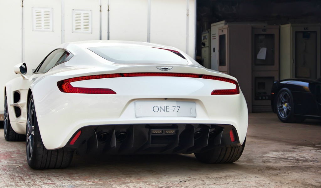 Белый Aston Martin One-77