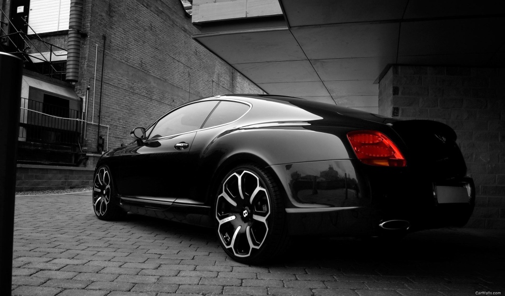 Черный Bentley заезжает в гараж