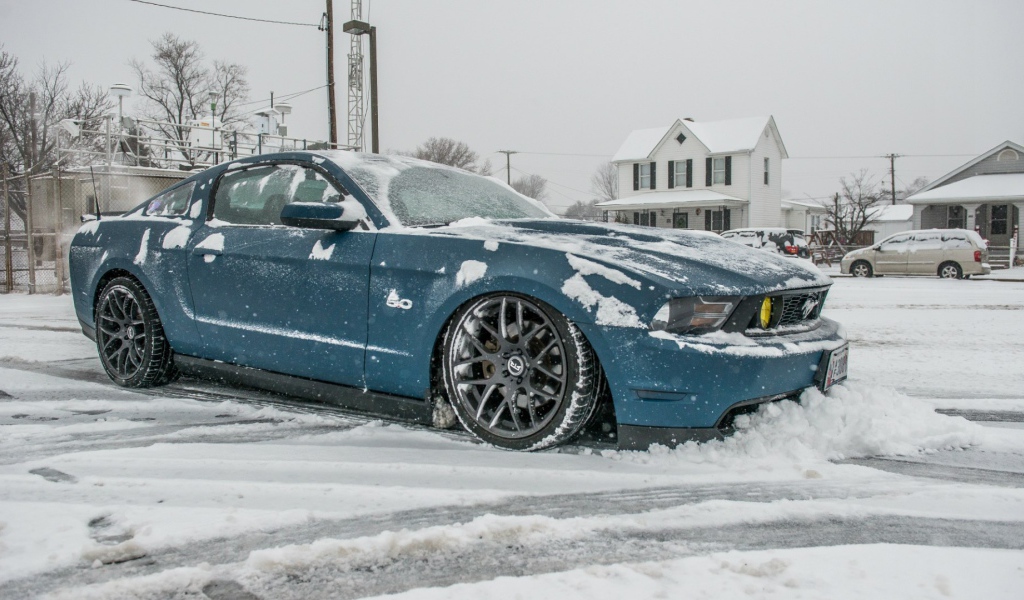 Ford Mustang GT 5.0 в зимнем городе