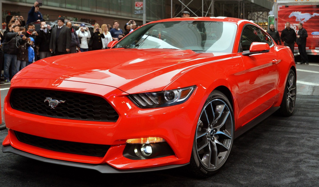 Красный Ford Mustang 2015 года