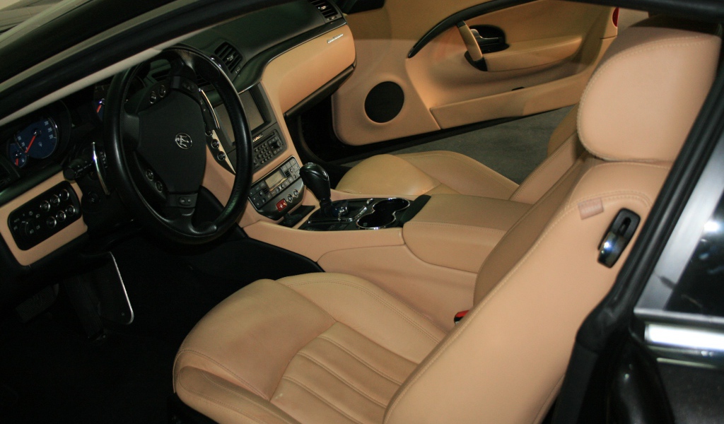 Роскошный салон автомобиля Maserati