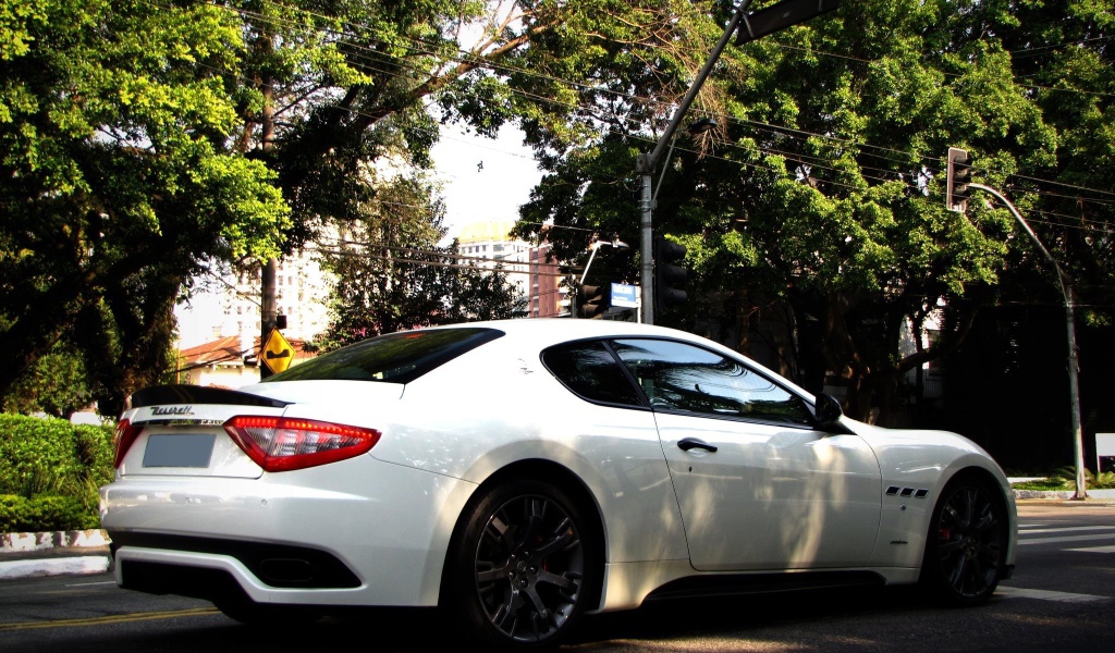 Белый Maserati на городской улице