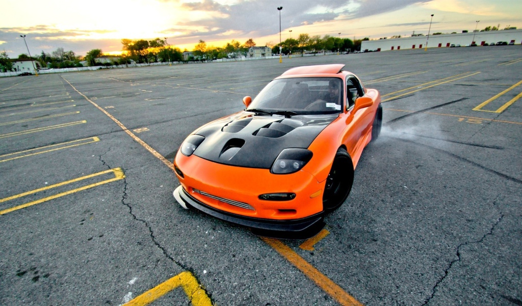 Оранжевая Mazda RX-7 с черным капотом