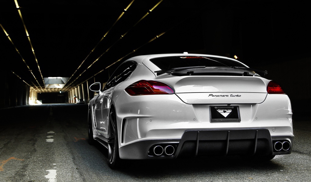 Белый Porsche Panamera в тоннеле