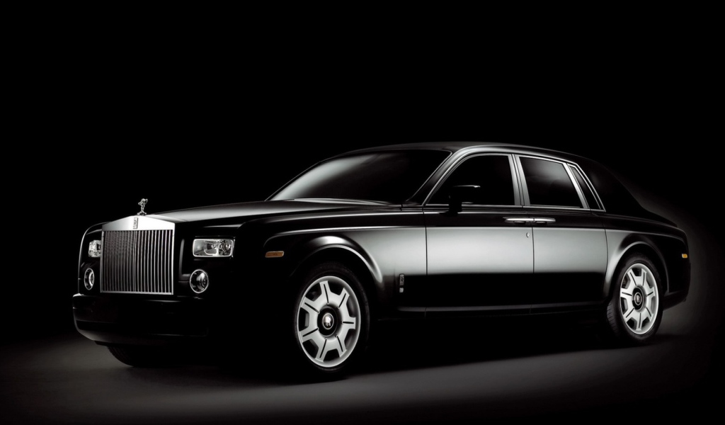 Черный Rolls-Royce Phantom на черном фоне