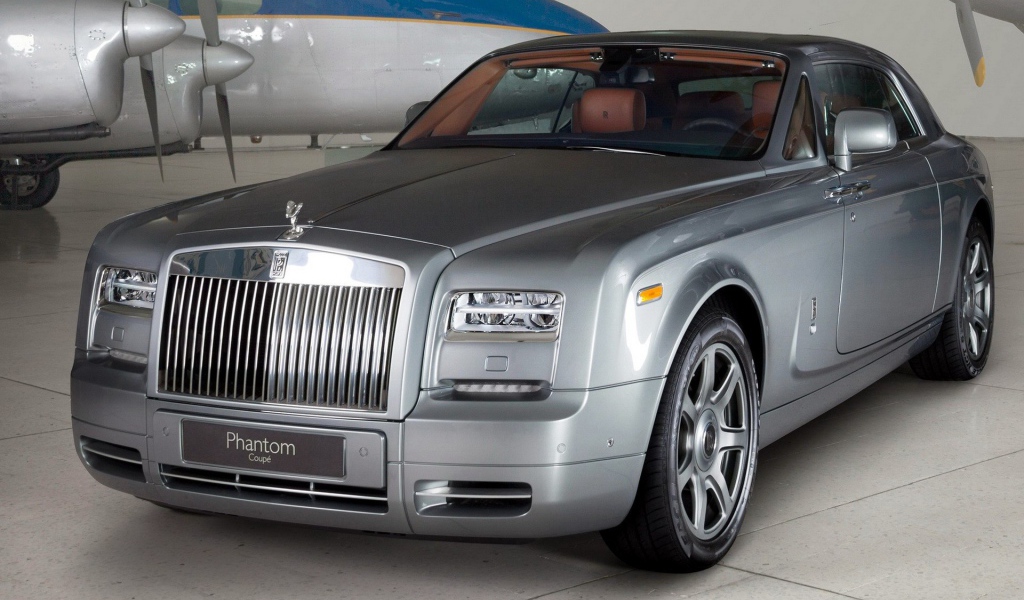 Серебристый Rolls-Royce Фантом