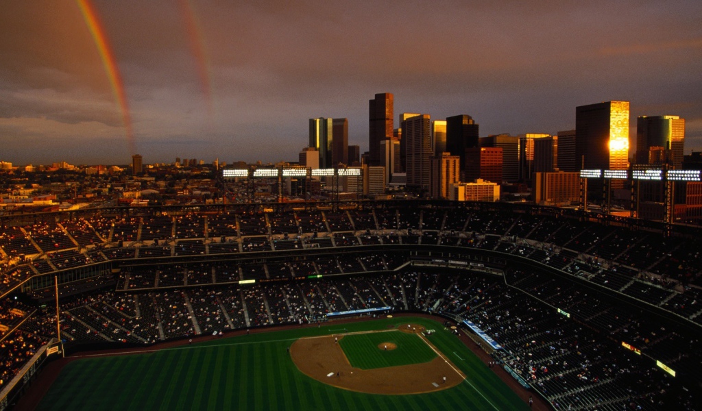 Двойная радуга над бейсбольным стадионом