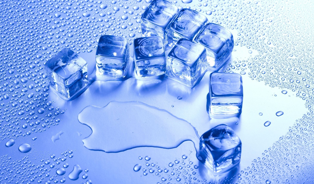 Подтаявшие кубики льда