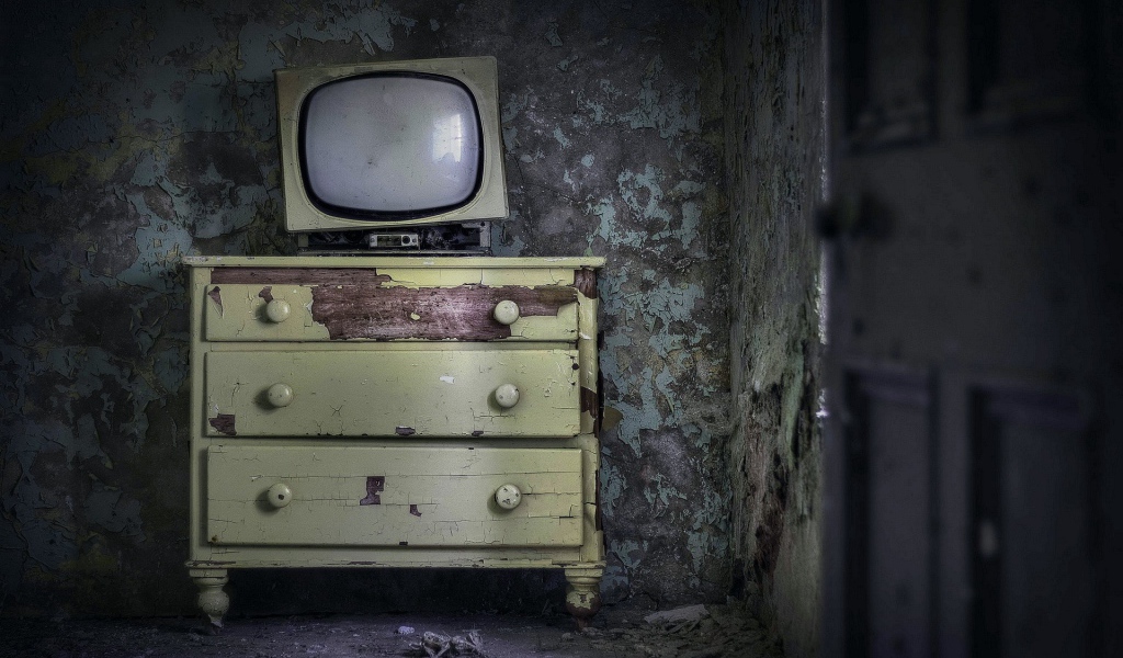 Старый телевизор на старом комоде