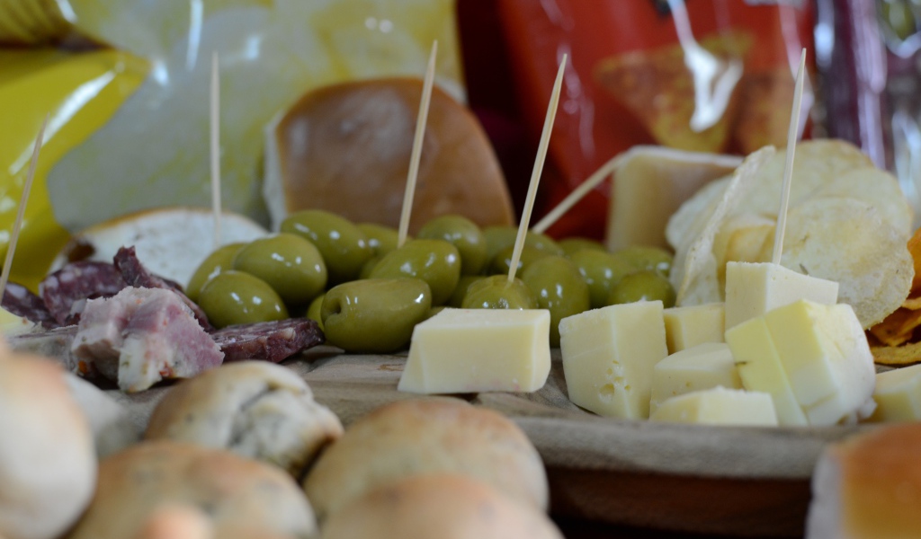 Кусочки сыра и оливки в качестве закуски