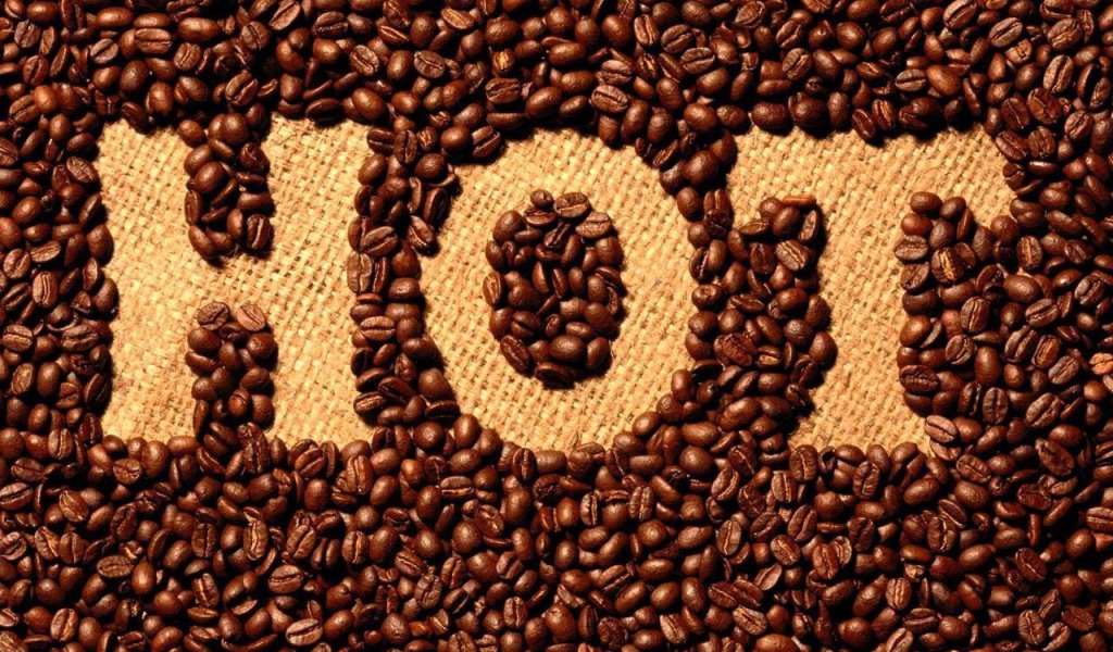 Надпись горячий из зерен кофе