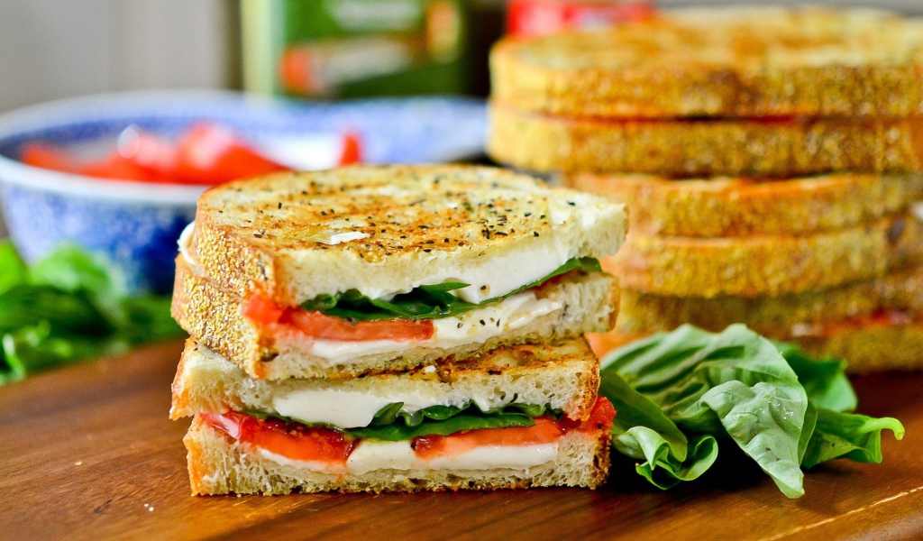 Теплые бутерброды с сыром и овощами