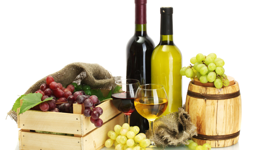 Ящик с виноградом и вино