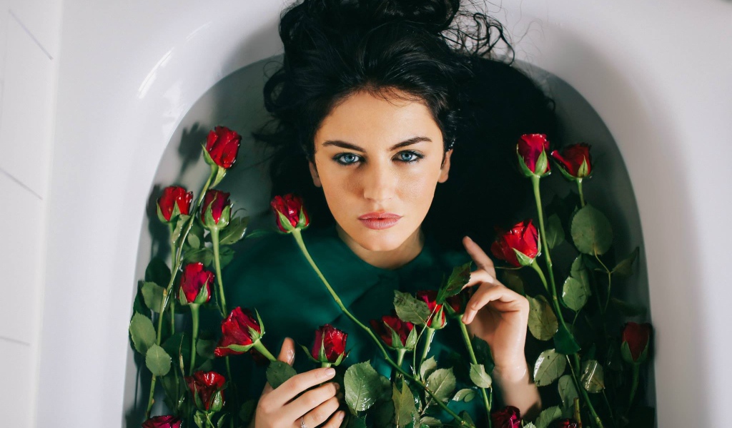 Брюнетка Aurela Skandaj в ванной среди роз