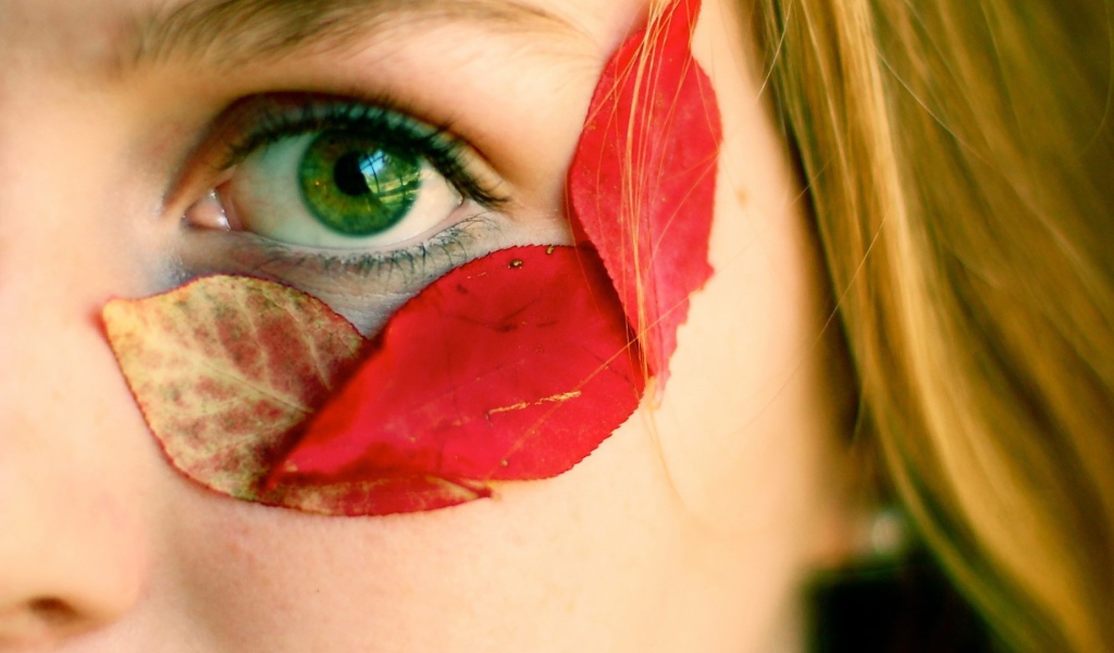 Осенние листья у глаза девушки