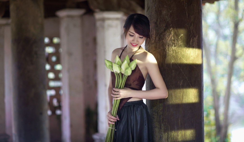 Девушка с букетом нераспустившихся цветов