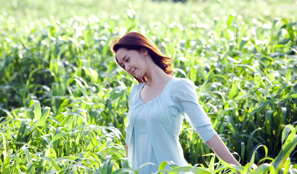 Японская девушка гуляет в поле кукурузы
