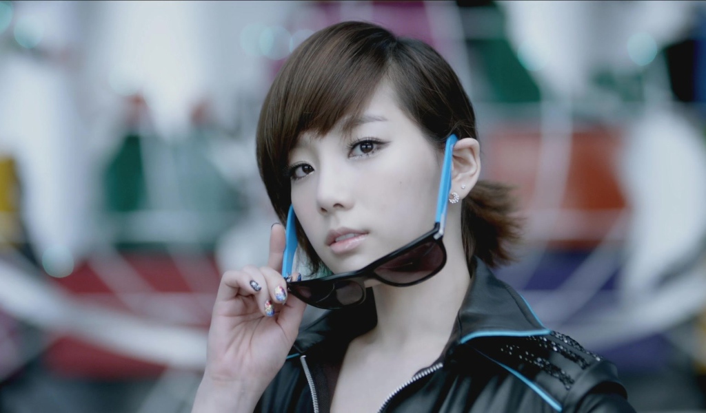 Корейская девушка модель в очках 