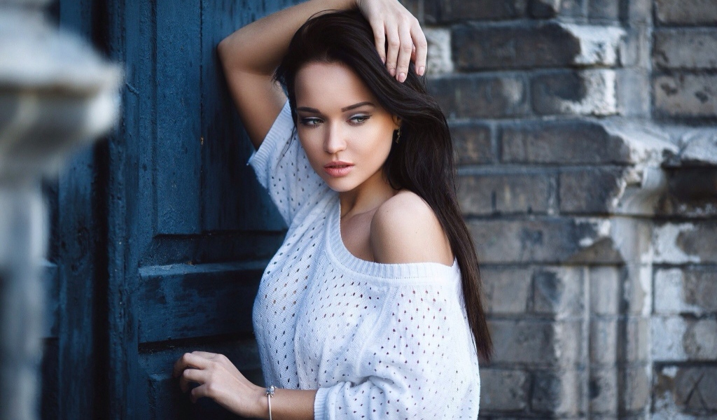 Модель Ангелина Петрова в белом свитере