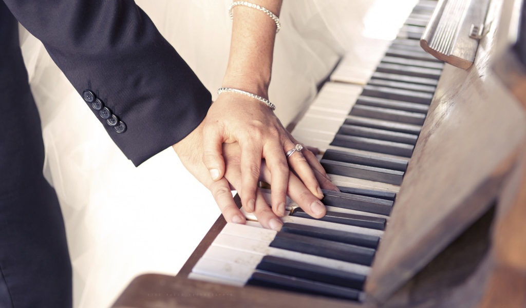 Руки влюбленных на пианино