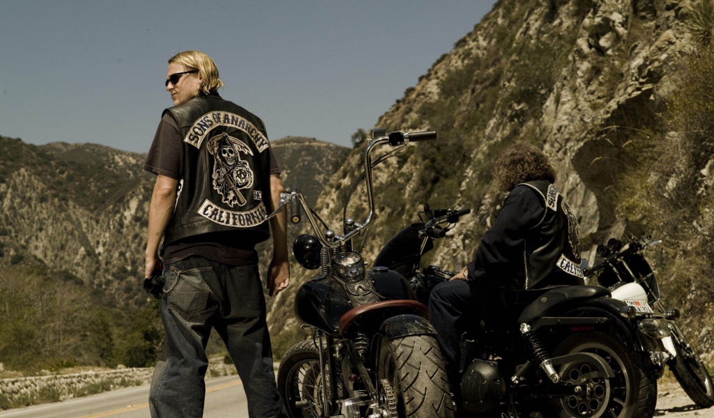 Мотоциклисты на дороге из сериала Сыны анархии